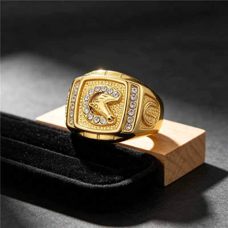Bague Gorgone dorée — relief mythologique