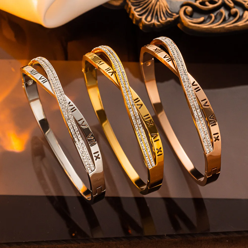 Bracelet croisé à chiffres romains et strass