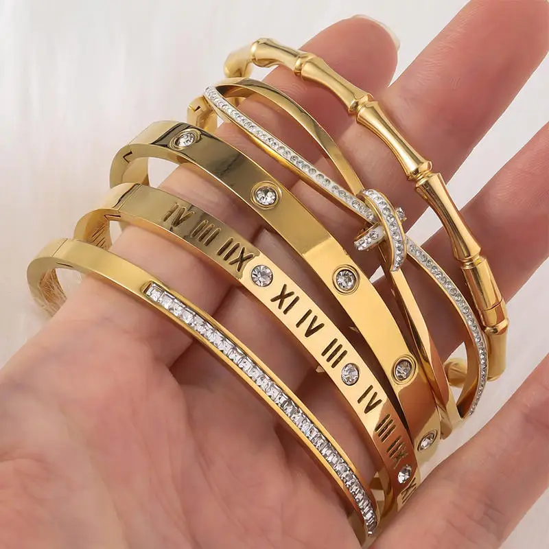 Bracelets joncs à motifs romains et géométriques