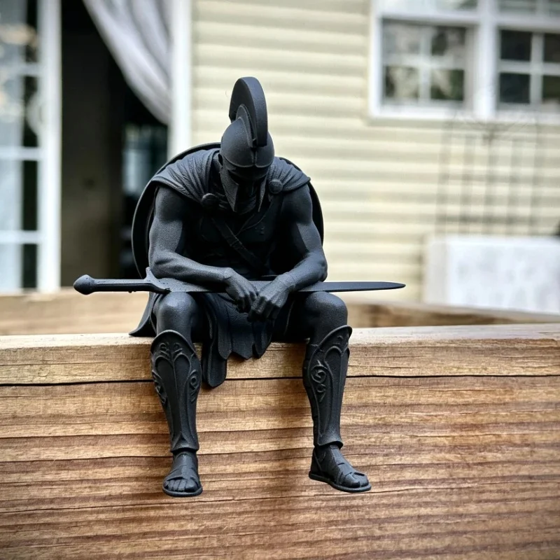 Guerrier antique assis — figurine noire