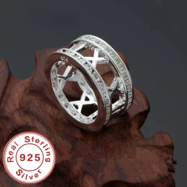 Bague ajourée à chiffres romains et zircon